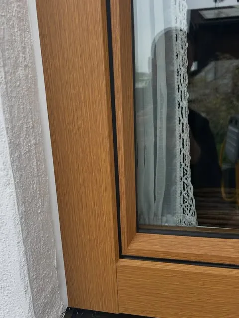 Instagram-Beitrag: Detail eines Fensters mit Holzrahmen