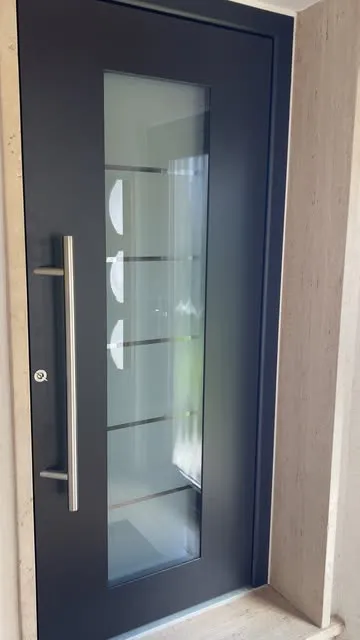 Instagram-Beitrag: anthrazitfarbene Haustür mit Glaseinsatz und Edelstahl-Stangengriff