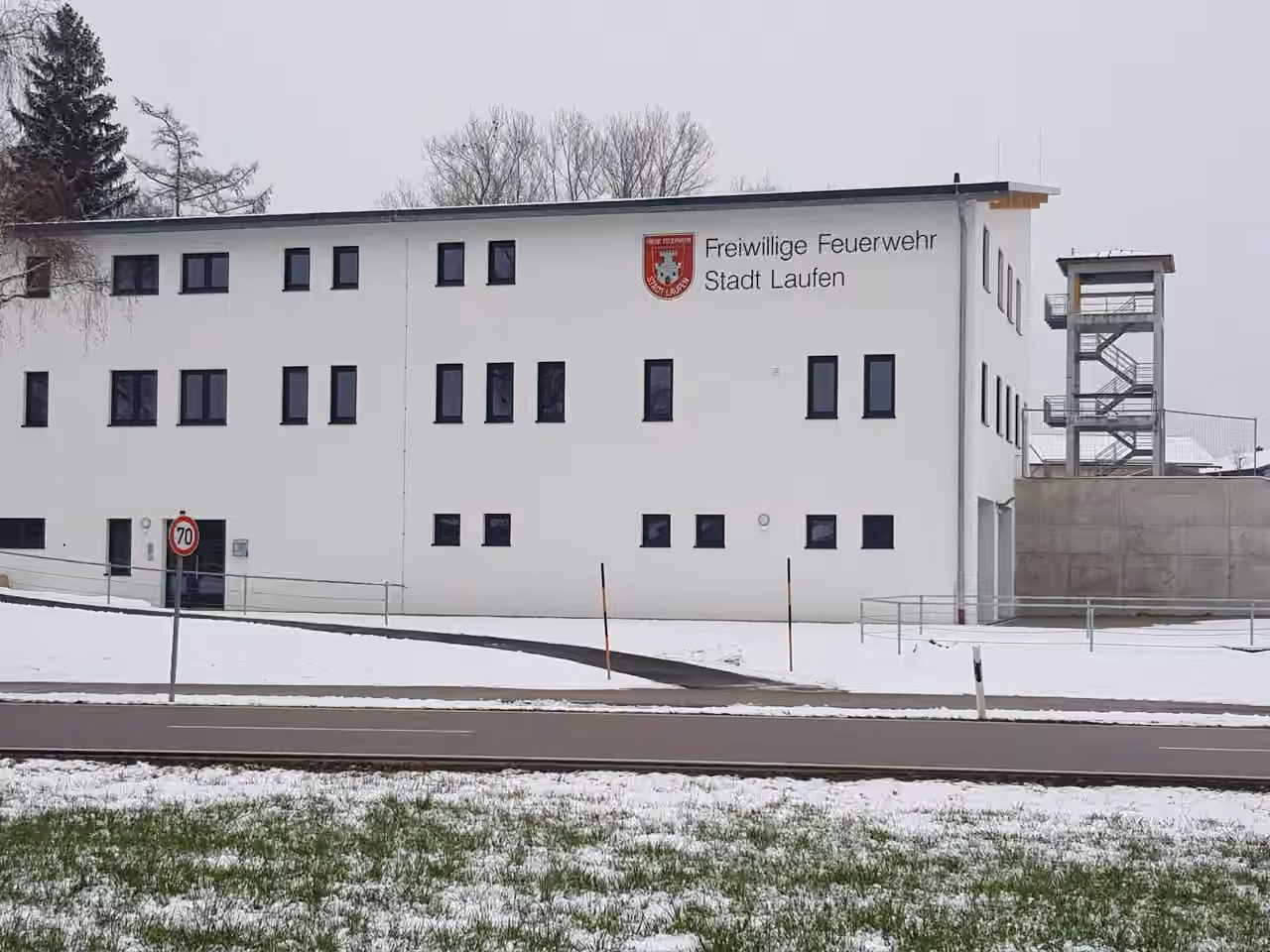Feuerwehrhaus der Freiwilligen Feuerwehr Stadt Laufen mit Schlauchturm, im Schnee