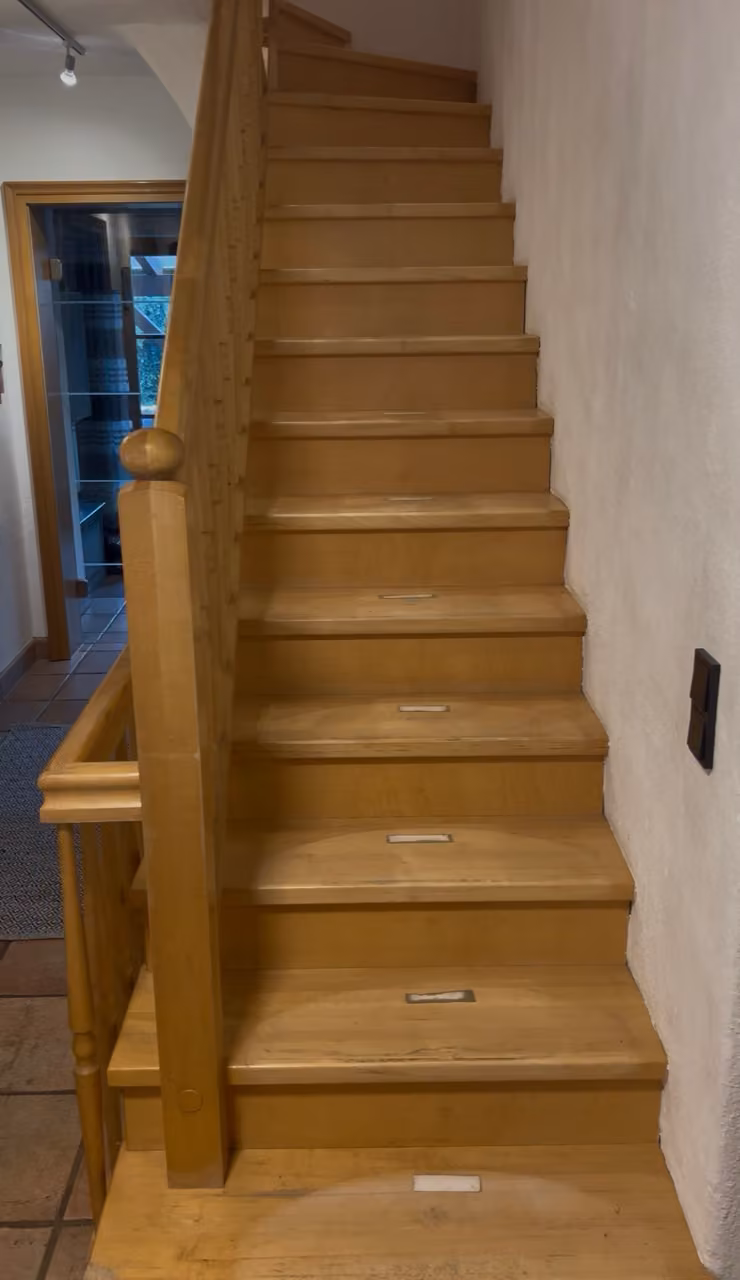 Gewendelte Holztreppe in heller Eiche mit Holzgeländer