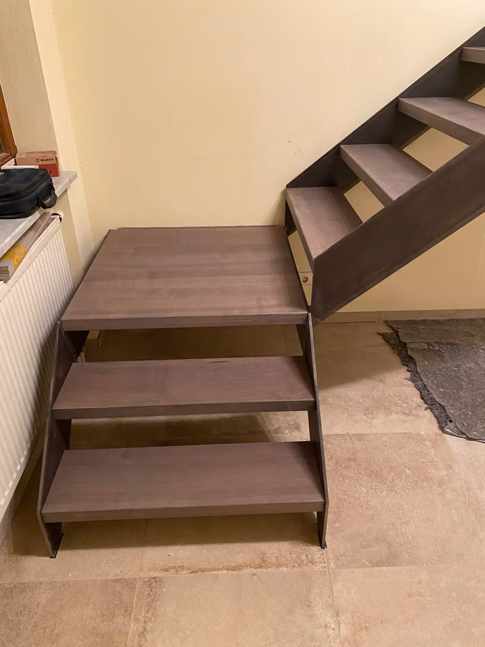Treppe mit dunklen Holzstufen auf Stahlwangen