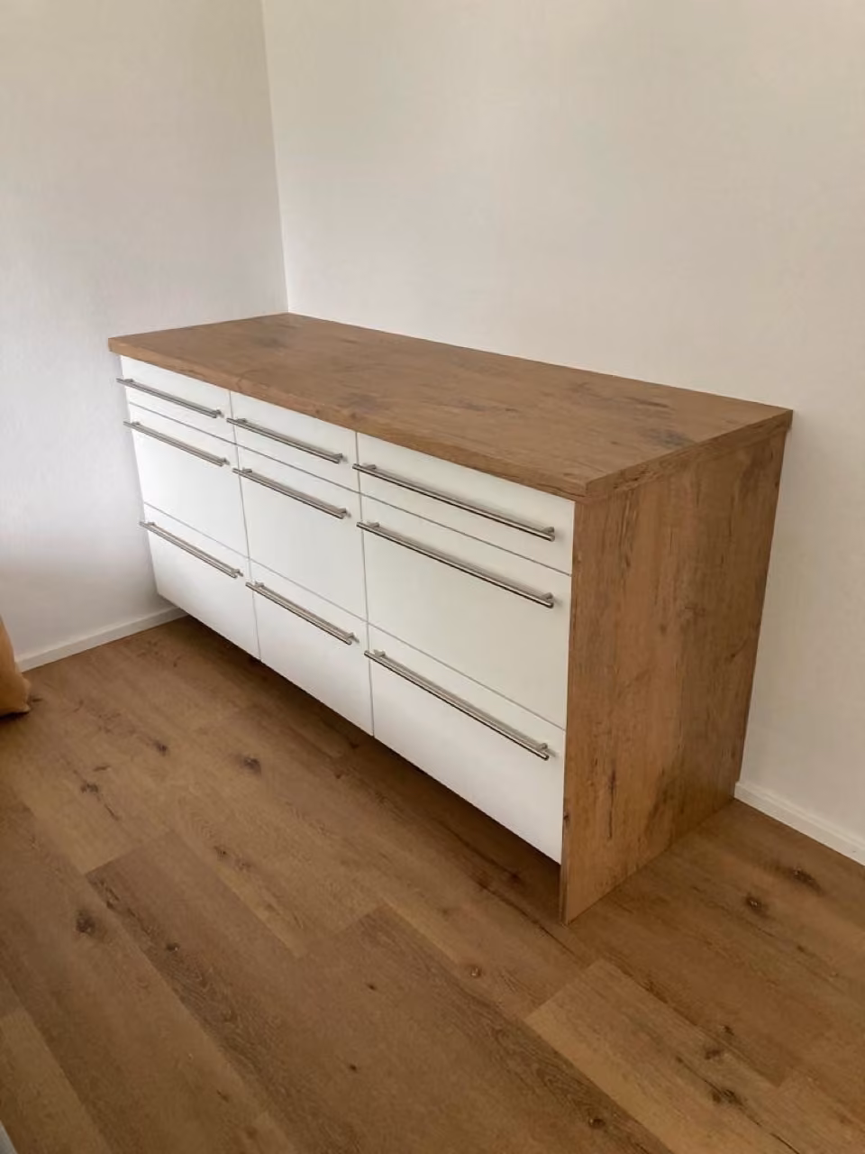 Weißes Sideboard mit Schubladen und massiver Eichenabdeckung