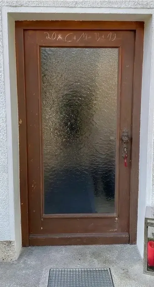 Vorher: alte braune Holzhaustür mit abgenutzter Oberfläche und großem Glaseinsatz aus Strukturglas